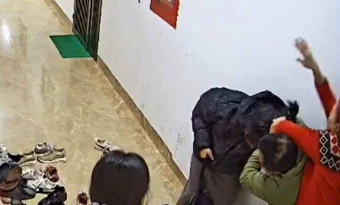 Người túm tóc, tát hàng xóm tại chung cư ở Hà Nội bị triệu tập