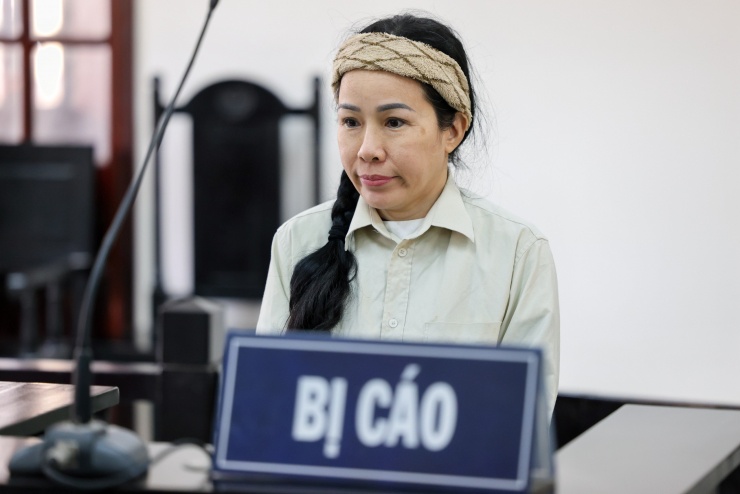 Vợ chồng bà Nguyễn Phương Hằng không đến toà theo giấy triệu tập, bà Đinh Lan muốn hoãn phiên toà