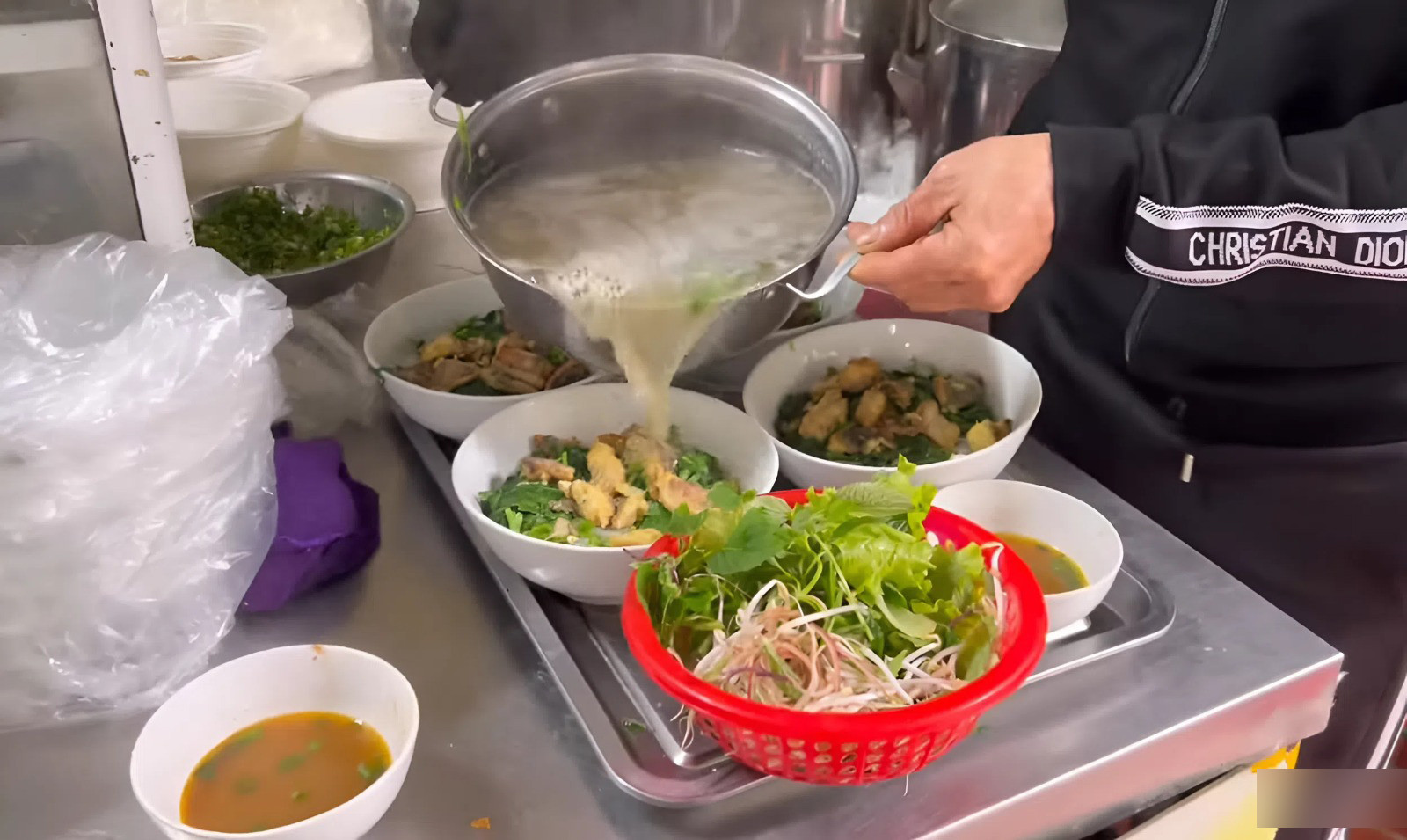 Khách nước ngoài thử đặc sản Hưng Yên ở Bắc Ninh, liên tục khen ngon