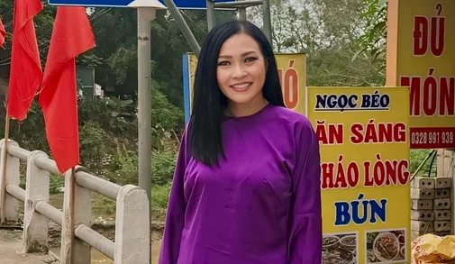 Nữ ca sĩ Việt hát chay khi đi lễ chùa đầu năm, phản ứng người dân xung quanh gây xôn xao