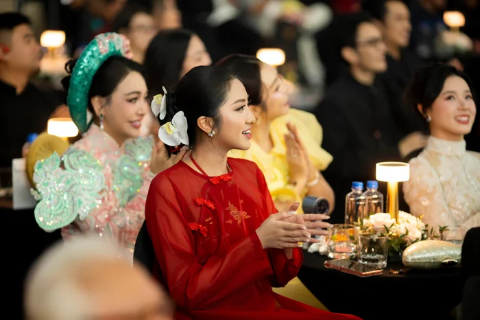 Hà Trúc Linh đẹp dịu dàng khi mặc trang phục dân tộc Thái