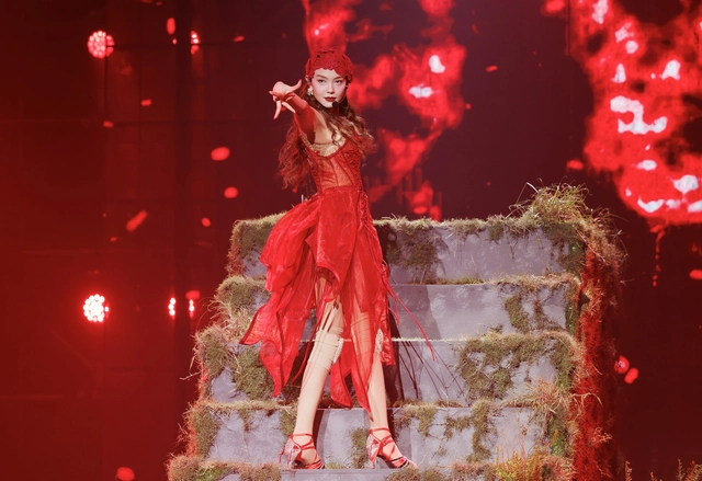 Mỹ nhân Việt đầu tiên được vinh danh nghệ sĩ xuất sắc nhất châu Á, đã đẹp còn sang như dát kim cương lên người