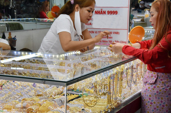 Giá vàng hôm nay 27-1: Tăng mạnh, lập kỷ lục rồi bất ngờ lao xuống