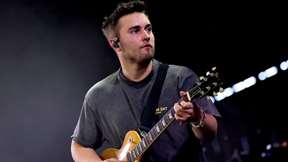 SAM FENDER BỎNG MẮT FAN VỚI "PROPER MASSIVE STADIUM TOUR 2027": BÙNG NỔ SÂN VẬN ĐỘNG VÀ ÚP MỞ ALBUM MỚI