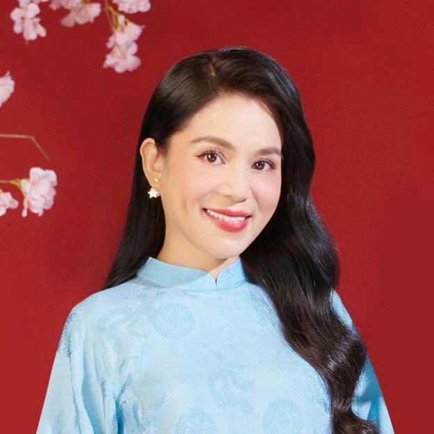 Vợ MC Quyền Linh hóa “nông dân”, chăm vườn hồng đẹp như cổ tích