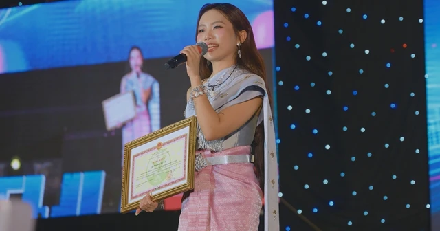 Phương Mỹ Chi nhận bằng khen của Tỉnh Vĩnh Long