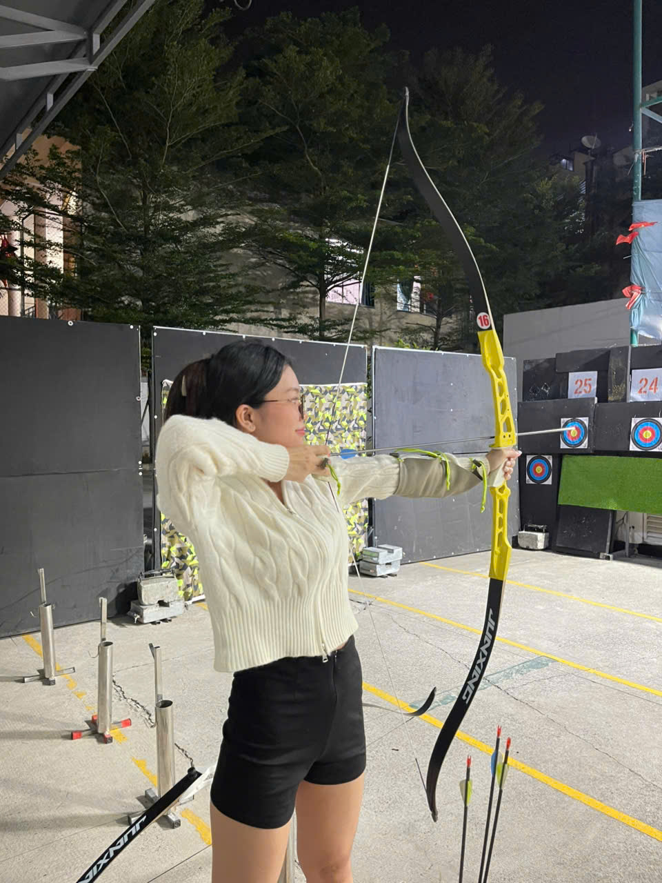 Bắn cung đang trở thành kỹ năng có chứng chỉ khiến giới trẻ Sài Gòn mê mẩn