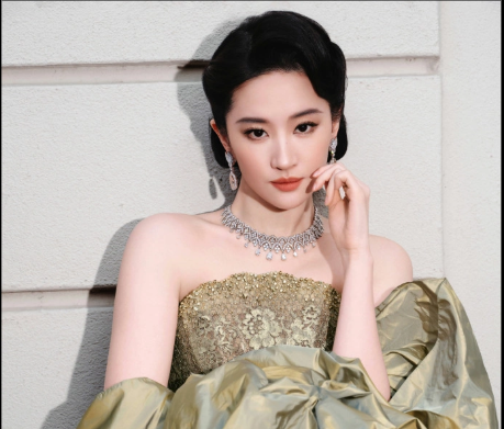 Lưu Diệc Phi diện đầm 'bồng bềnh như sóng biển' đi show