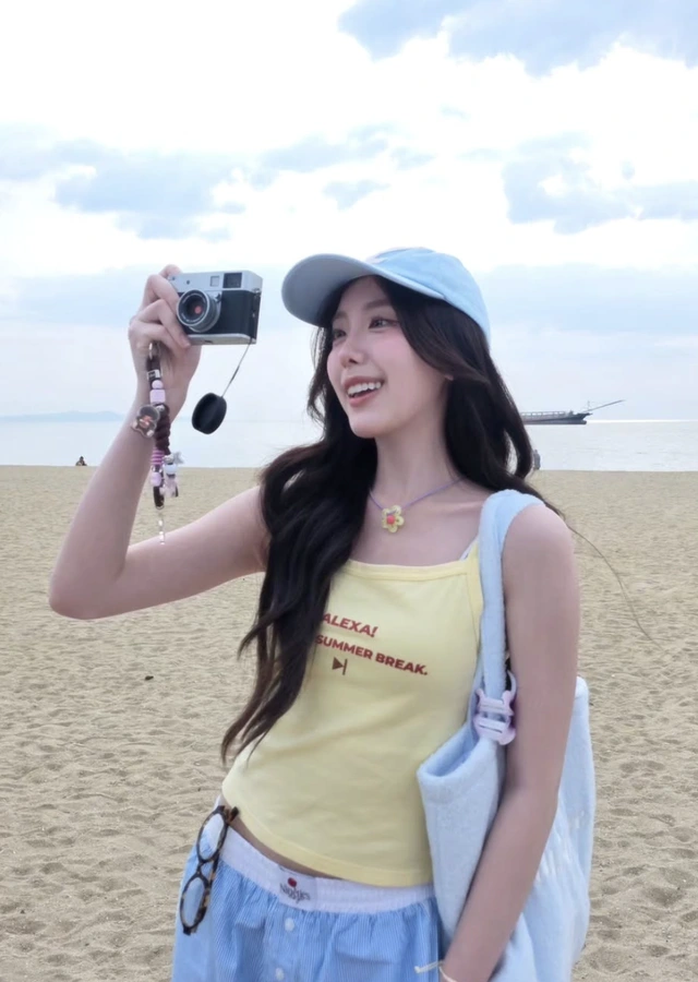 Áo tank top, áo hai dây dáng ôm mang đến vẻ ngoài gọn gàng và hiện đại