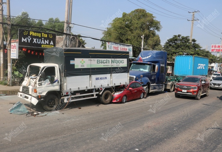 Ô tô con bẹp rúm sau vụ tai nạn liên hoàn 4 xe trên quốc lộ