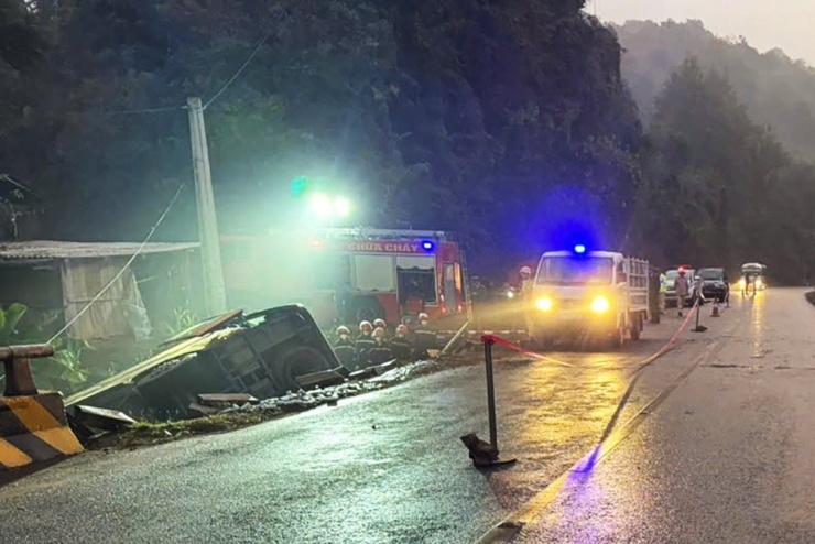 Ô tô khách lao xuống cống thoát nước ở Sơn La, 4 người tử vong tại chỗ