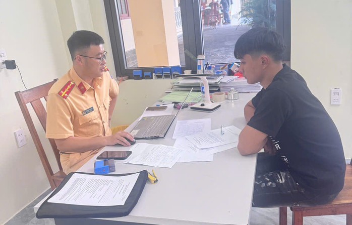 Đã bốc đầu xe còn đăng clip lên mạng xã hội