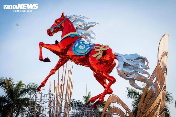 Ngắm đường hoa 'Tết ta một nhà' cùng linh vật 'Xích mã Thăng Long' của Đắk Lắk