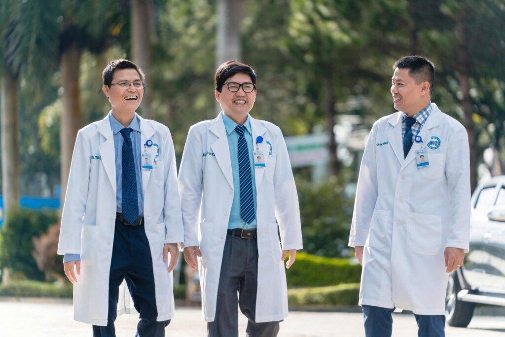 Bác sĩ Nguyễn Thái Hùng ( trái ảnh) cùng đồng nghiệp